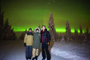 Amigos disfrutando de las auroras