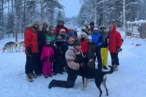 Grupo de viajeros españoles en el kennel de huskies de Rovaniemi con Feelapland