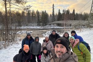 Grupo de viajeros españoles antes de ruta de senderismo en Rovaniemi nevado