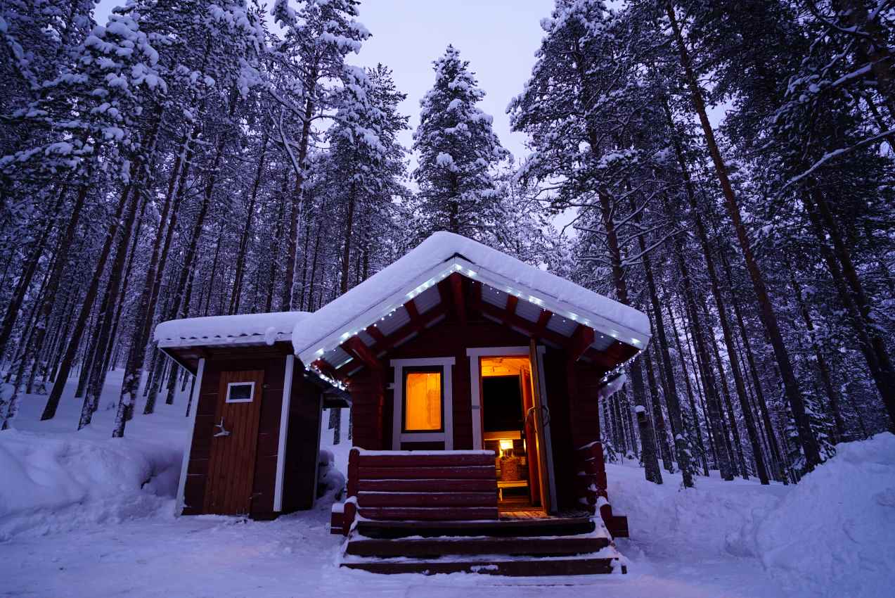 Sauna finlandesa flotante en los bosques de Rovaniemi
