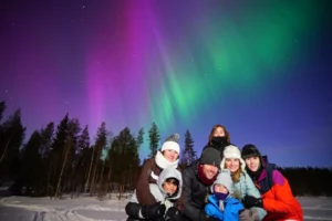 Familia disfrutando de las auroras boreales