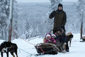 Familia en el trineo de huskies