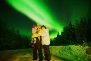 Familia observando auroras boreales