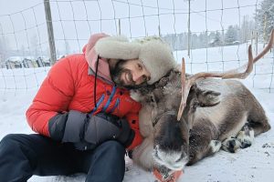 Igor guía español con reno en la nieve Rovaniemi Finlandia
