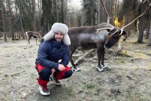 Igor guía español con reno en otoño Rovaniemi Finlandia