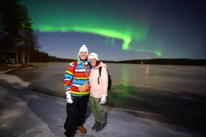 Pareja viendo auroras boreales